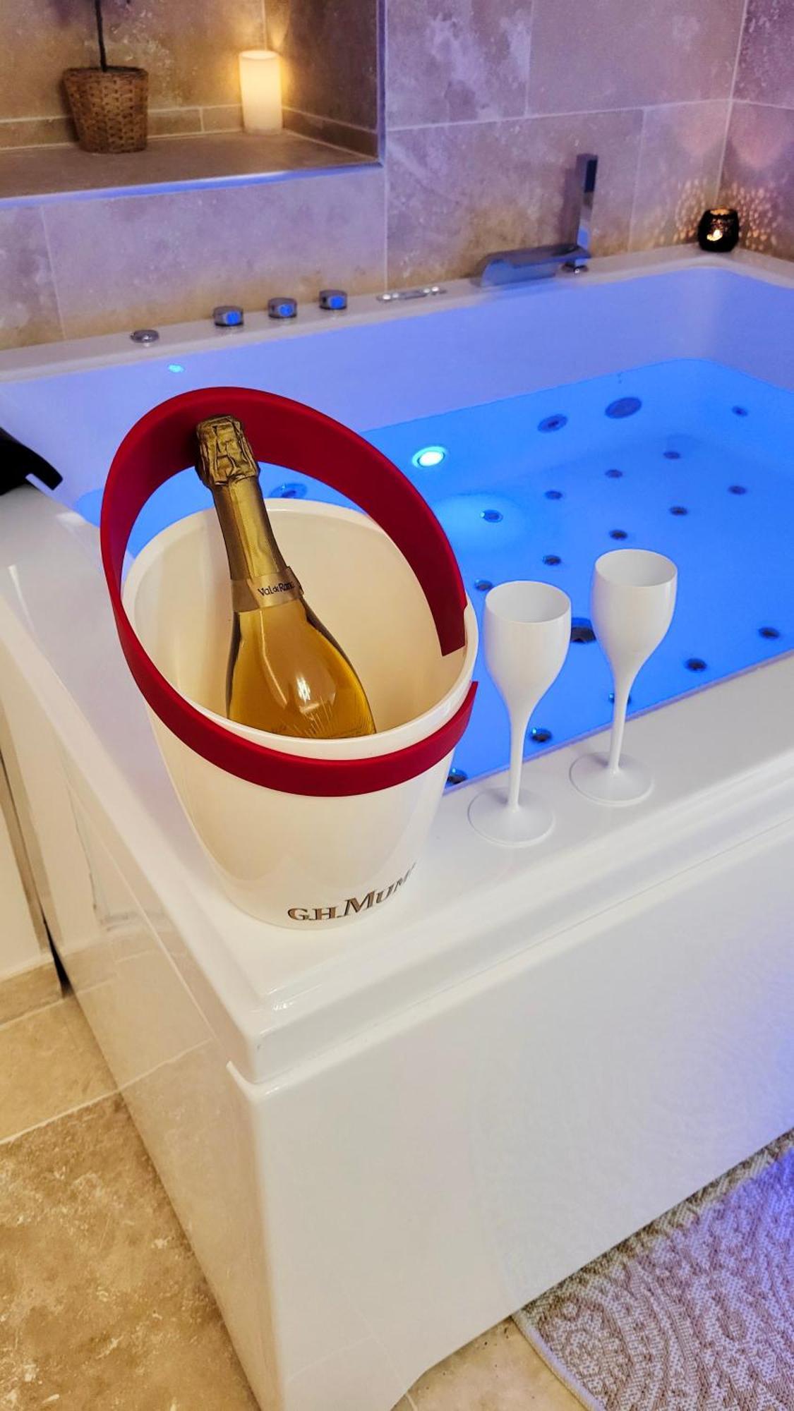 - La Suite Delos - Jacuzzi 2 Places - Centre Ville A Pied - Lit Queen Size - Parking Privee - Wifi - City Center Within Walking Distance - Кимпер Екстериор снимка
