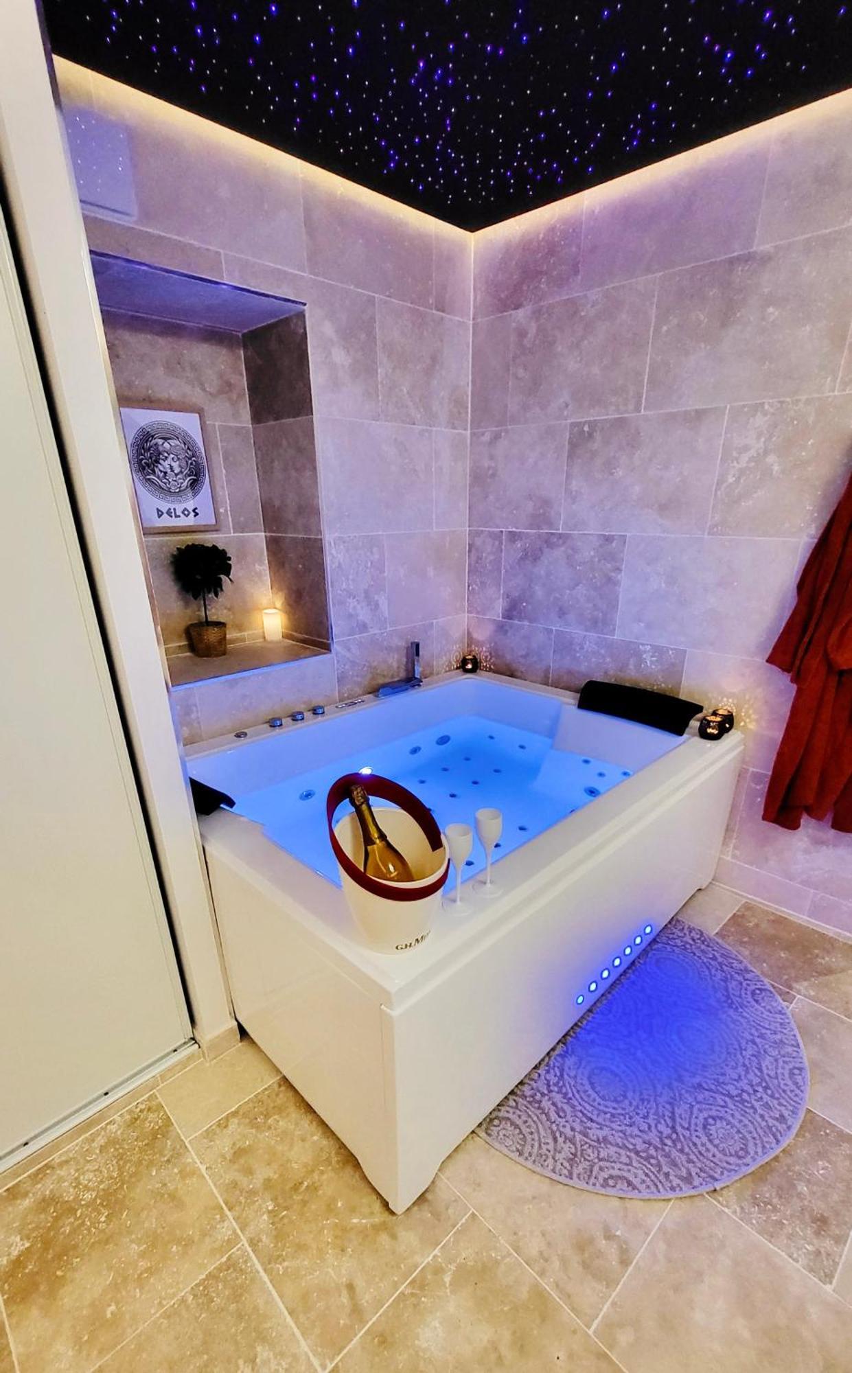 - La Suite Delos - Jacuzzi 2 Places - Centre Ville A Pied - Lit Queen Size - Parking Privee - Wifi - City Center Within Walking Distance - Кимпер Екстериор снимка