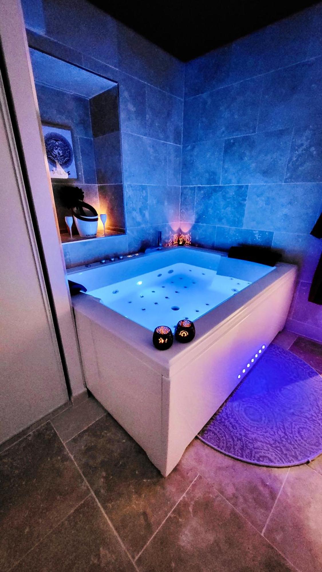 - La Suite Delos - Jacuzzi 2 Places - Centre Ville A Pied - Lit Queen Size - Parking Privee - Wifi - City Center Within Walking Distance - Кимпер Екстериор снимка